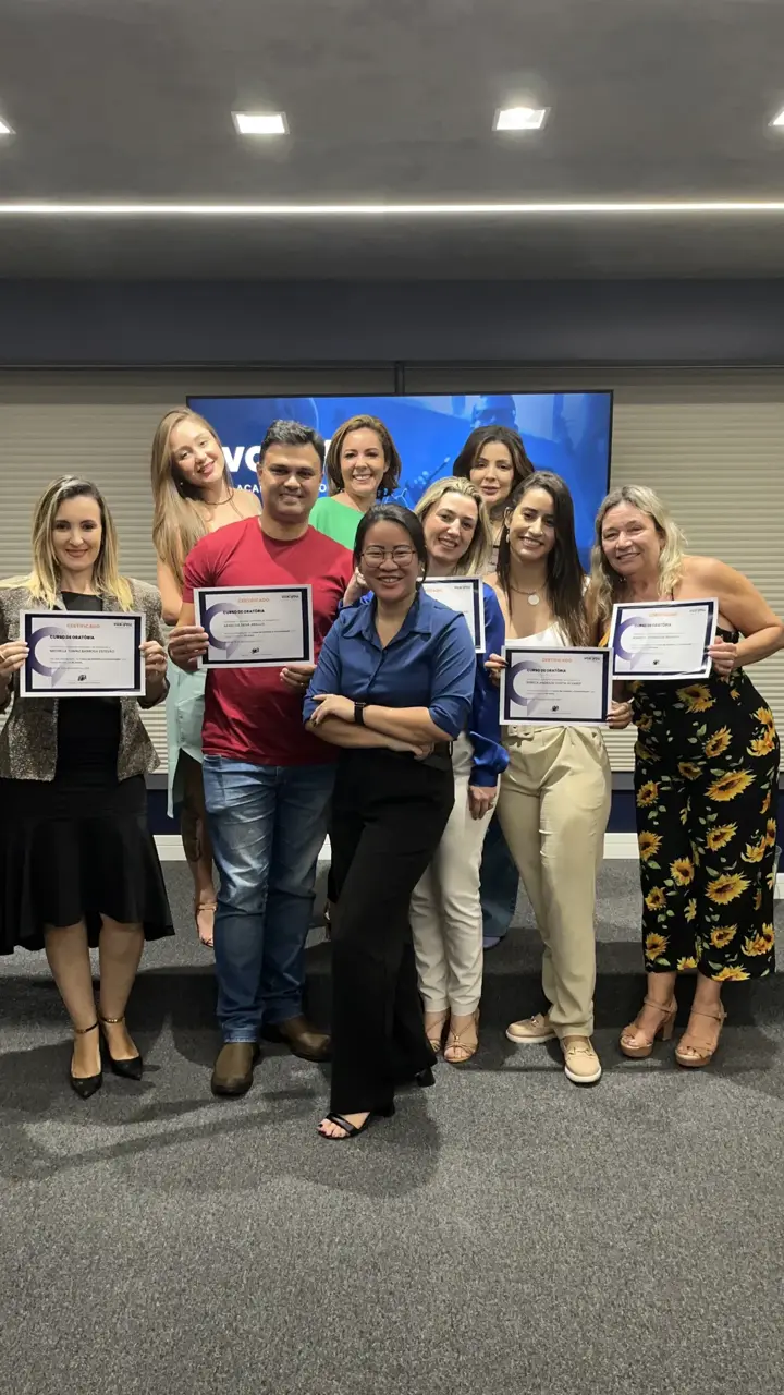 Turma com certificados na mão