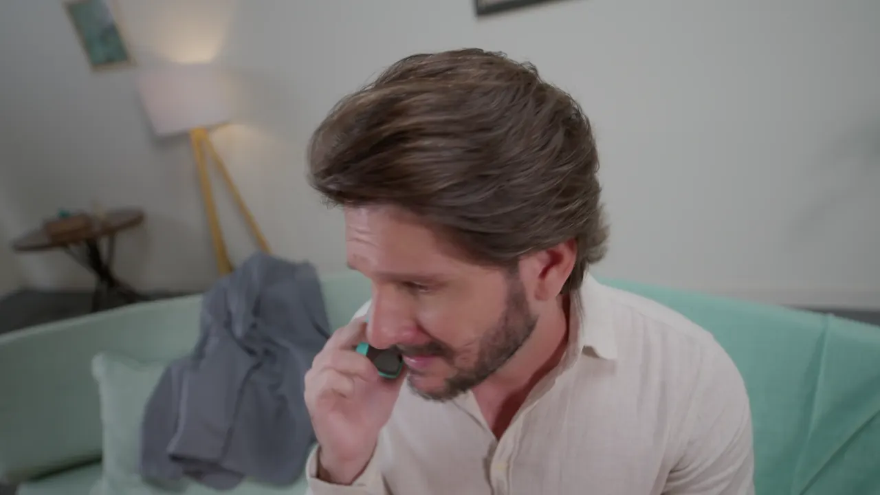 Corretor negociando ao telefone